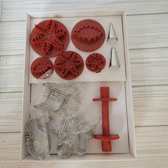 Cake Boss Winter Cake Decorating Kit - Picture 6 of 6